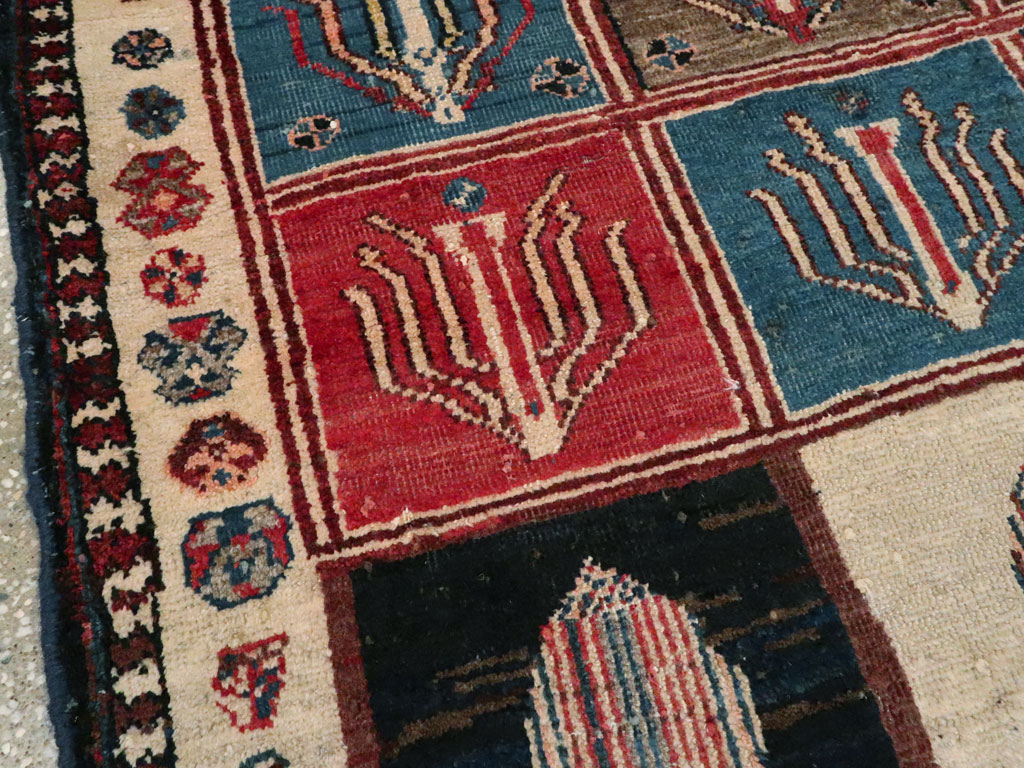 Vintage Persian Bakhtiari Rug, No.11901 - Gss