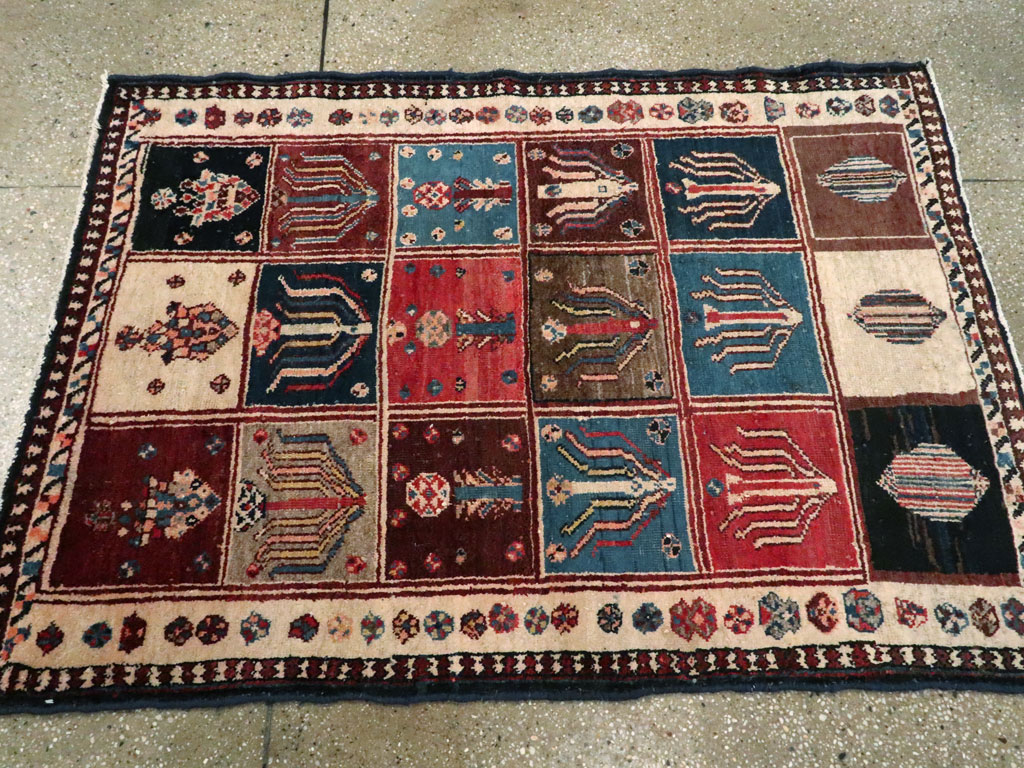 Vintage Persian Bakhtiari Rug, No.11901 - Gss