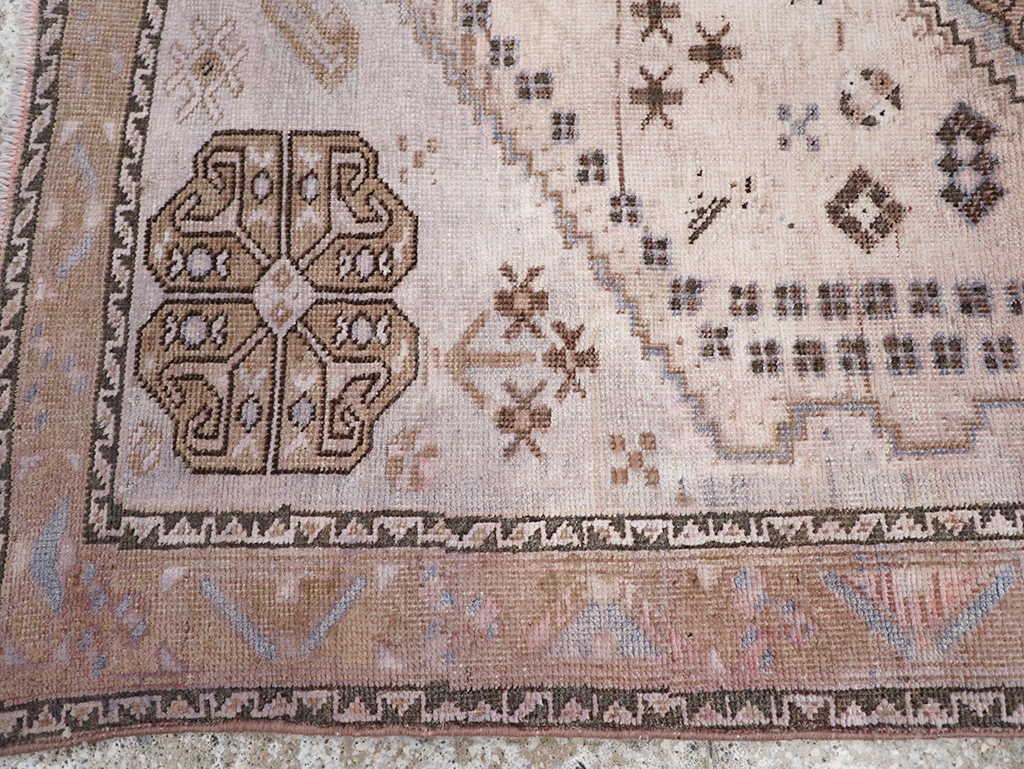 Vintage Persian Shiraz Throw Rug, No.21304 - Gss