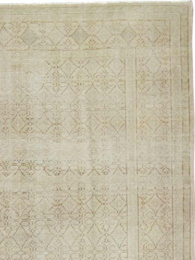 Vintage Turkish Sivas Distressed Carpet, No.24288 - Gss