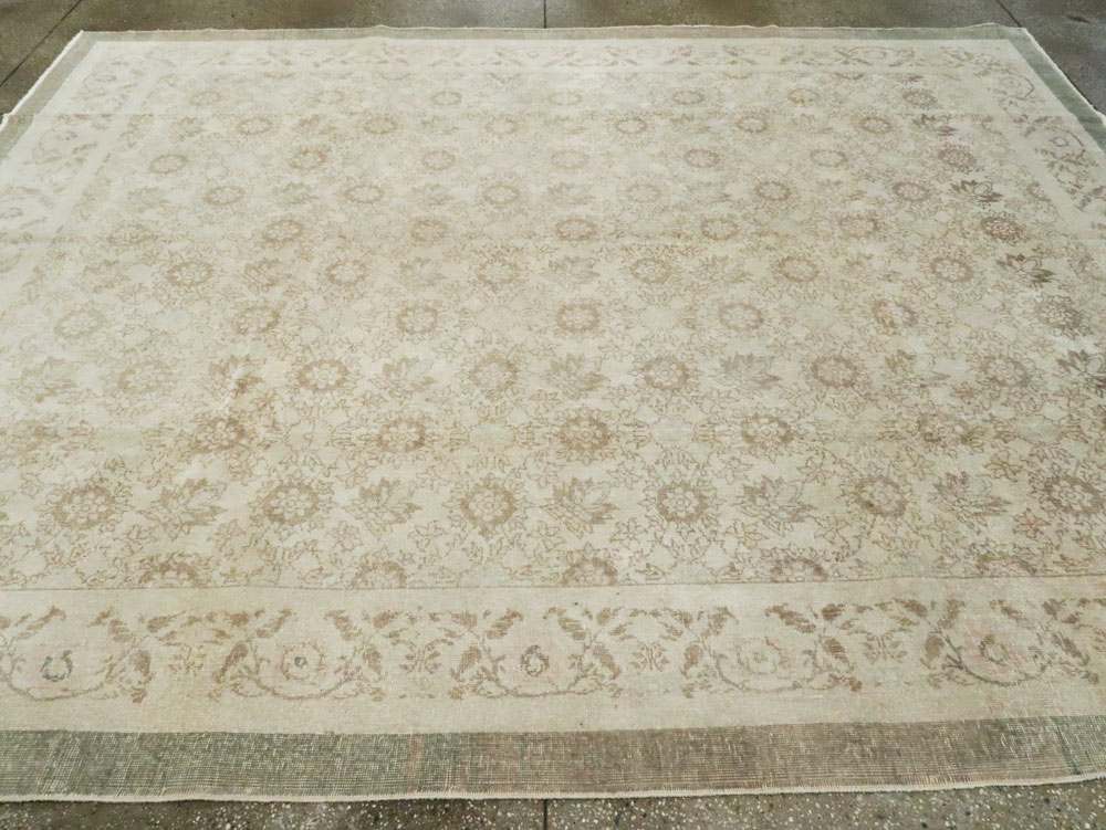 Vintage Turkish Sivas Distressed Rug, No.24401 - Gss