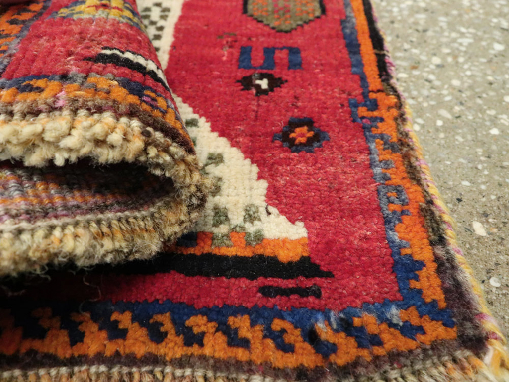 Vintage Persian Shiraz Pictorial Rug, No.24608 - Gss