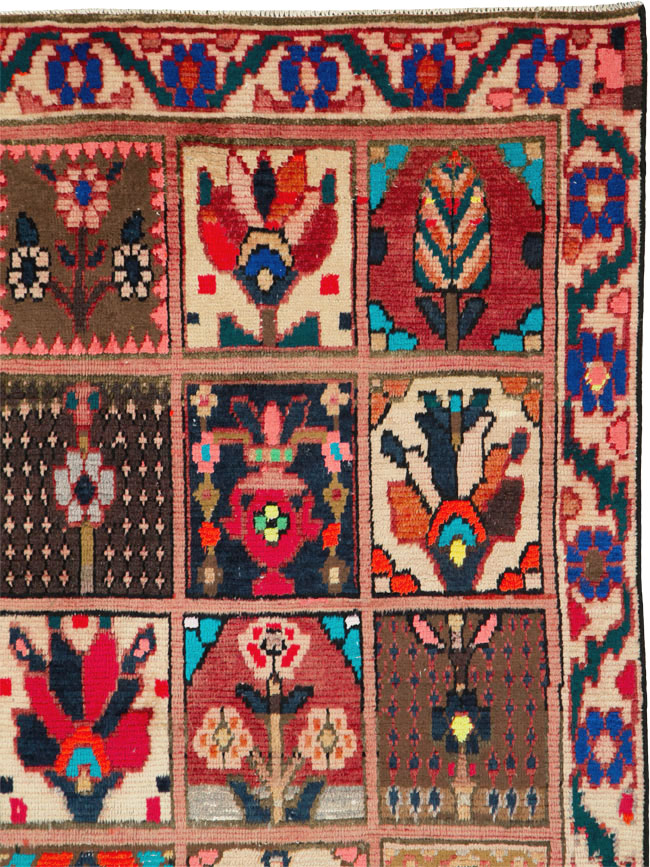 Vintage Persian Bakhtiari Rug, No.25383 - Gss