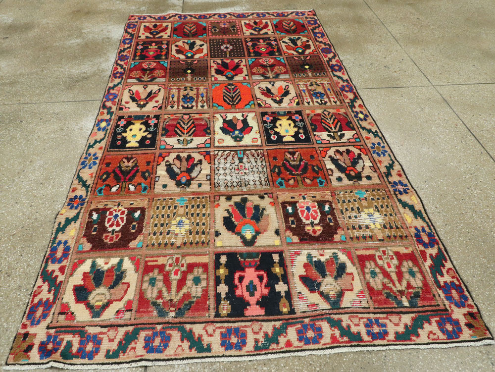 Vintage Persian Bakhtiari Rug, No.25383 - Gss