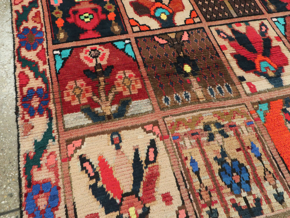 Vintage Persian Bakhtiari Rug, No.25383 - Gss