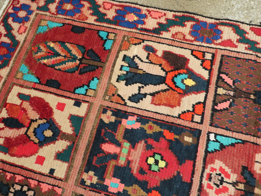 Vintage Persian Bakhtiari Rug, No.25383 - Gss