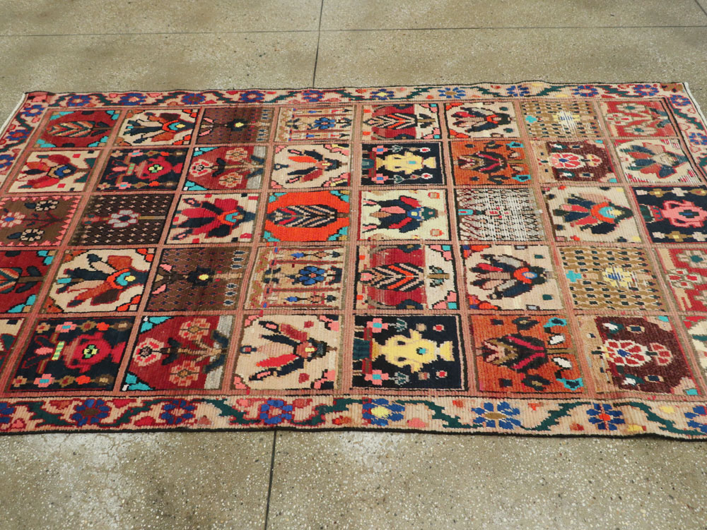 Vintage Persian Bakhtiari Rug, No.25383 - Gss
