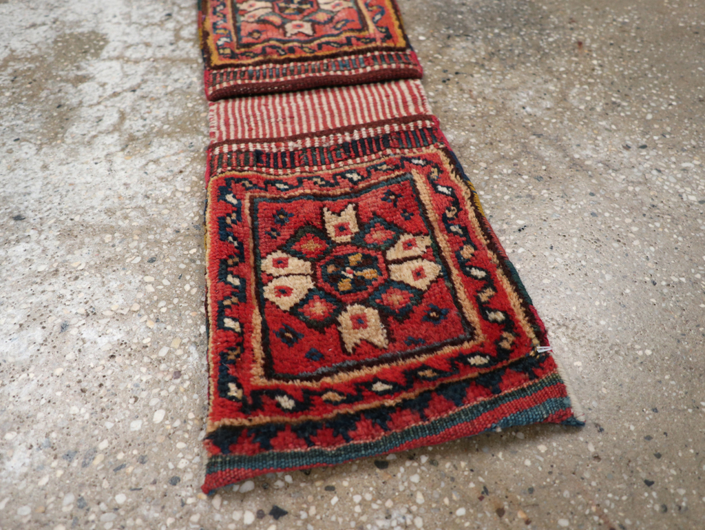 Vintage Persian Shiraz Rug, No.27349 - Gss