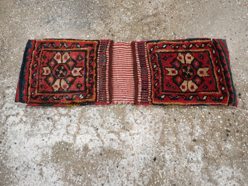 Vintage Persian Shiraz Rug, No.27349 - Gss