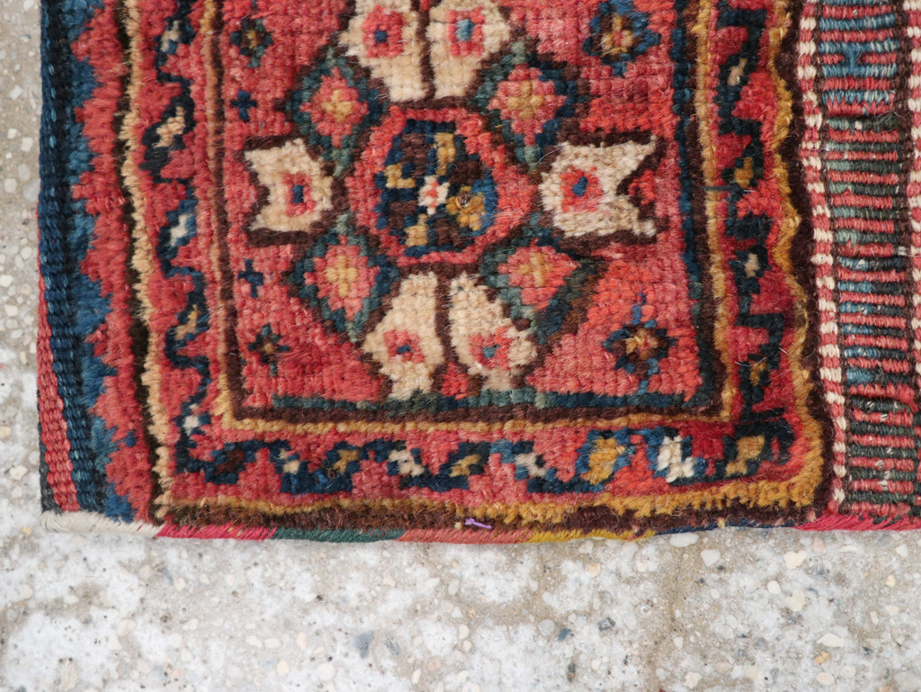Vintage Persian Shiraz Rug, No.27349 - Gss