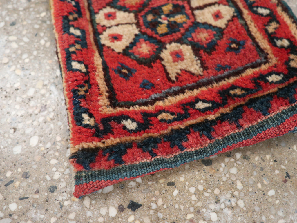 Vintage Persian Shiraz Rug, No.27349 - Gss