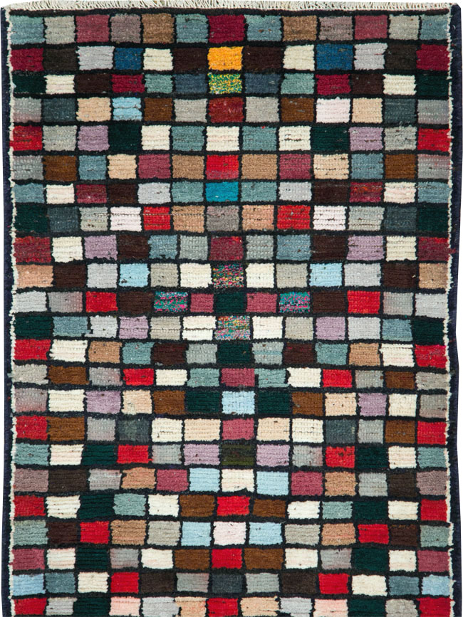 Vintage Persian Shiraz Rug, No.27395 - Gss