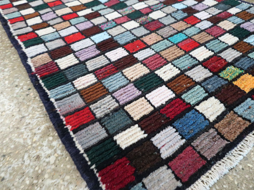 Vintage Persian Shiraz Rug, No.27395 - Gss