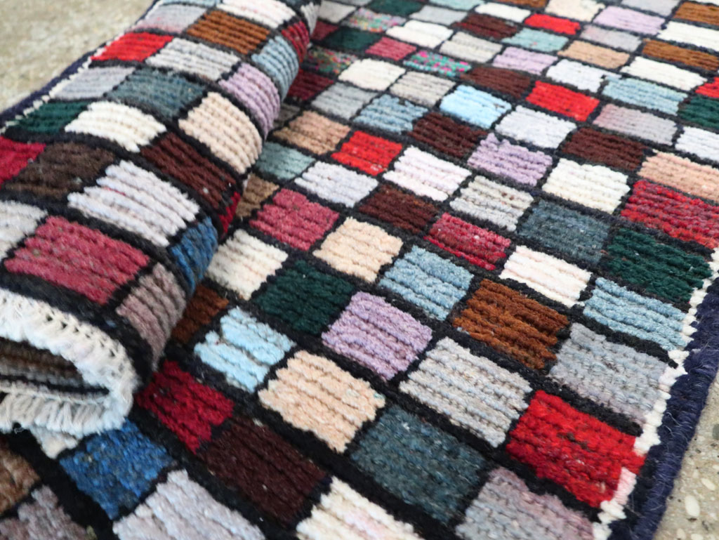 Vintage Persian Shiraz Rug, No.27395 - Gss