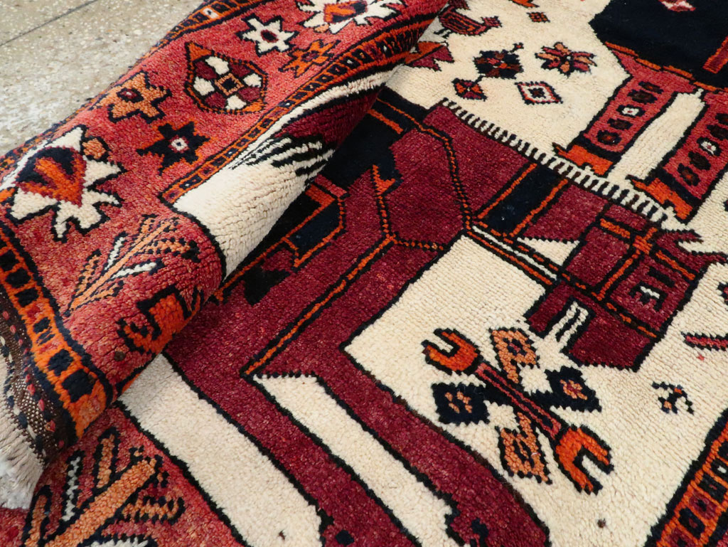 Vintage Pictorial Bakhtiari Rug, No.27784 - Gss