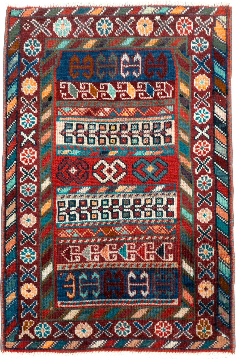 Vintage Persian Shiraz Rug, No.27875 - Gss