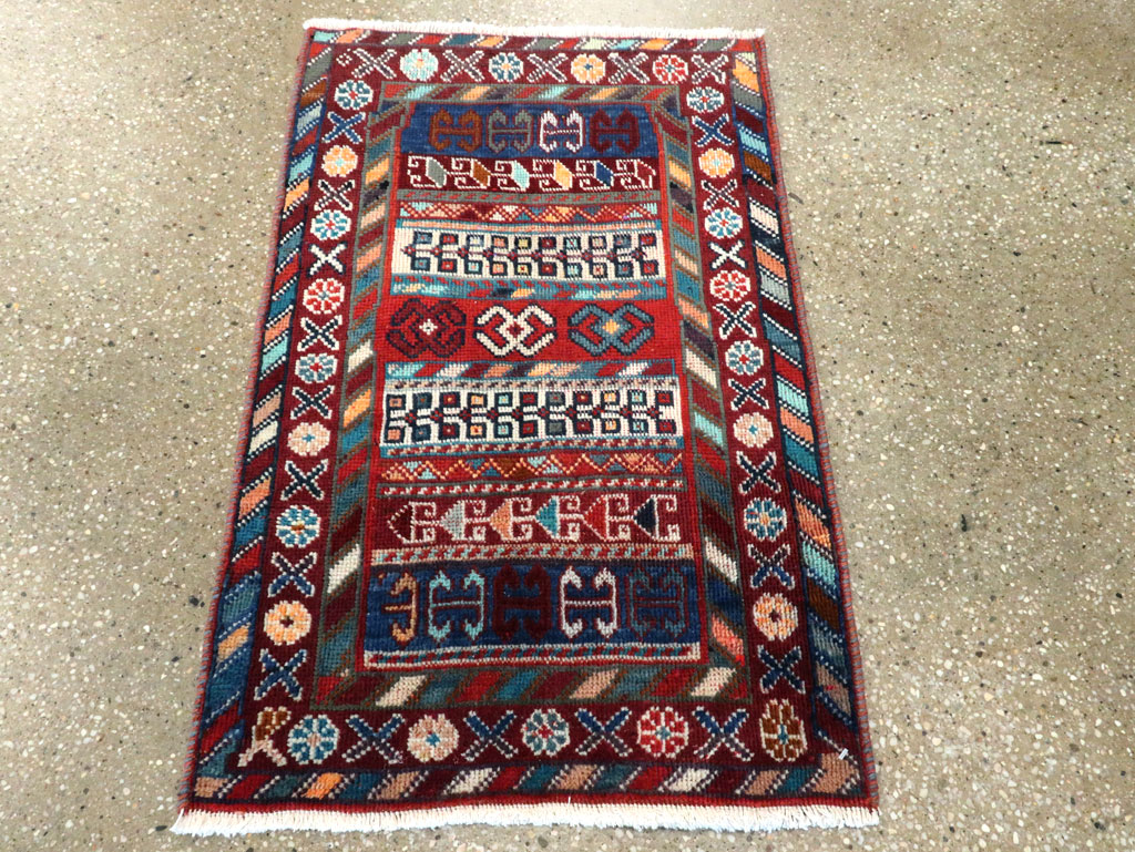 Vintage Persian Shiraz Rug, No.27875 - Gss
