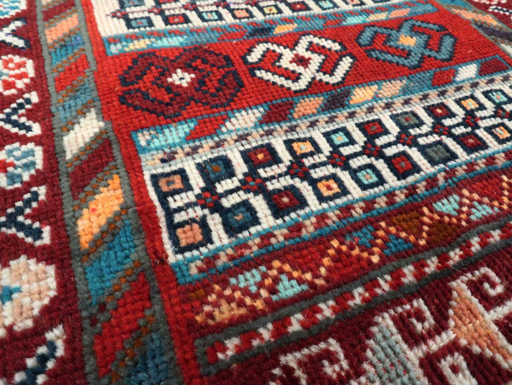 Vintage Persian Shiraz Rug, No.27875 - Gss