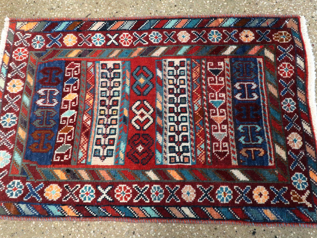 Vintage Persian Shiraz Rug, No.27875 - Gss