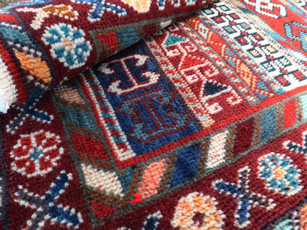 Vintage Persian Shiraz Rug, No.27875 - Gss