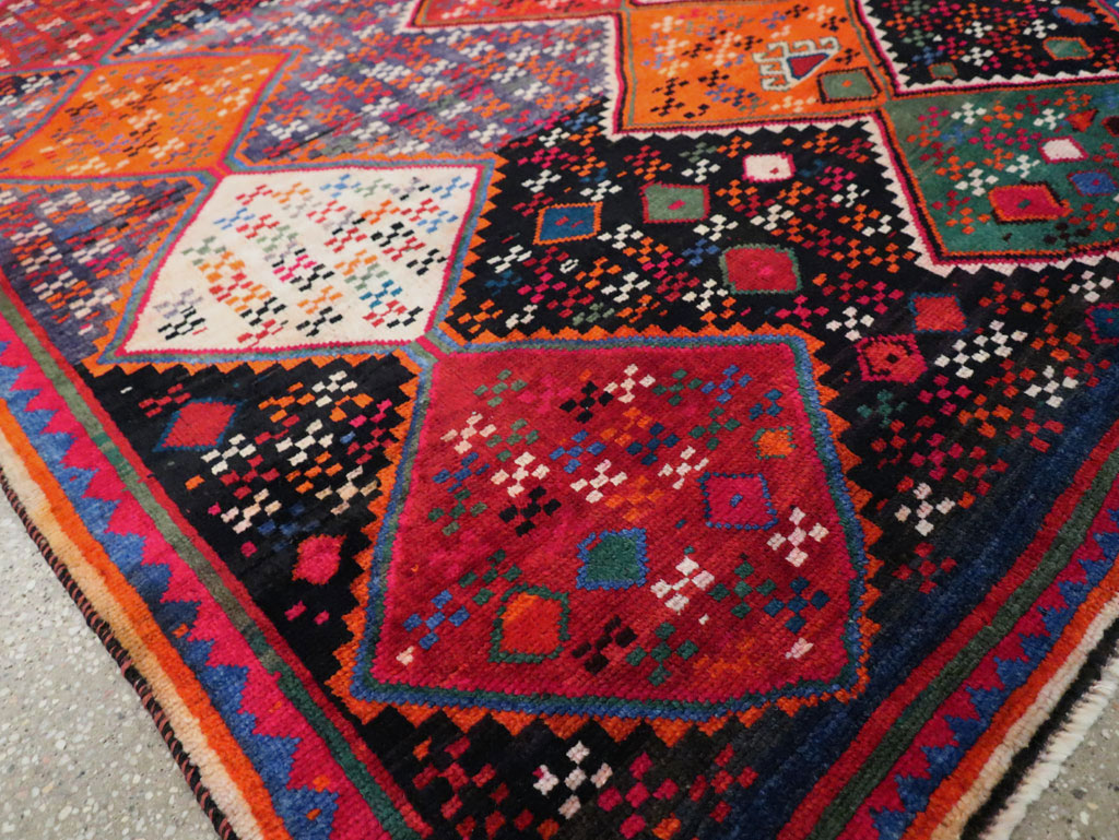 Vintage Persian Shiraz Accent Rug, No.28079 - Gss