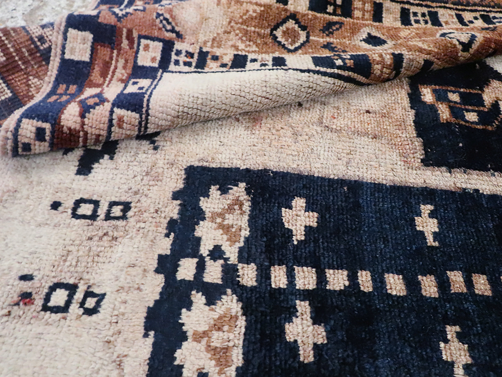 Vintage Persian Bakhtiari Rug, No.30032 - Gss