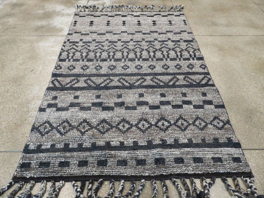 Contemporary Moroccan Inspired Accent Rug, No.30305 - Gss