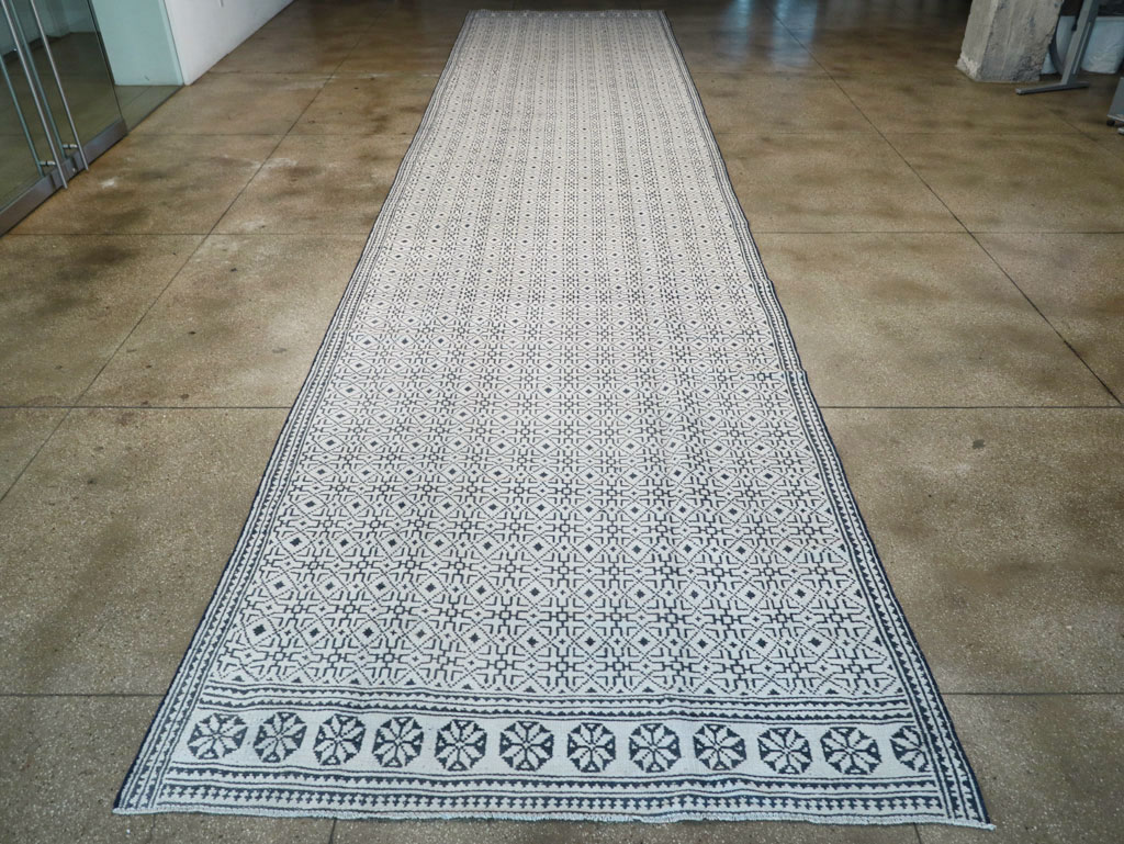 Vintage Persian Flatweave Long and Narrow Gallery Carpet, No.31554 - Gss