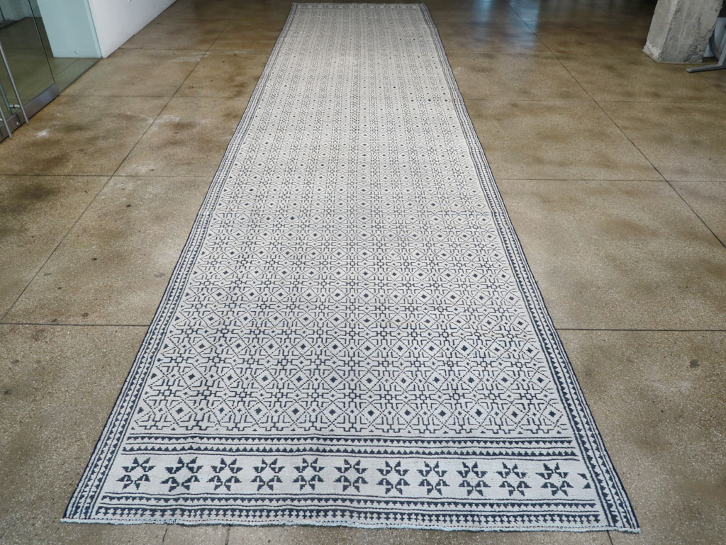 Vintage Persian Flatweave Long and Narrow Gallery Carpet, No.31557 - Gss