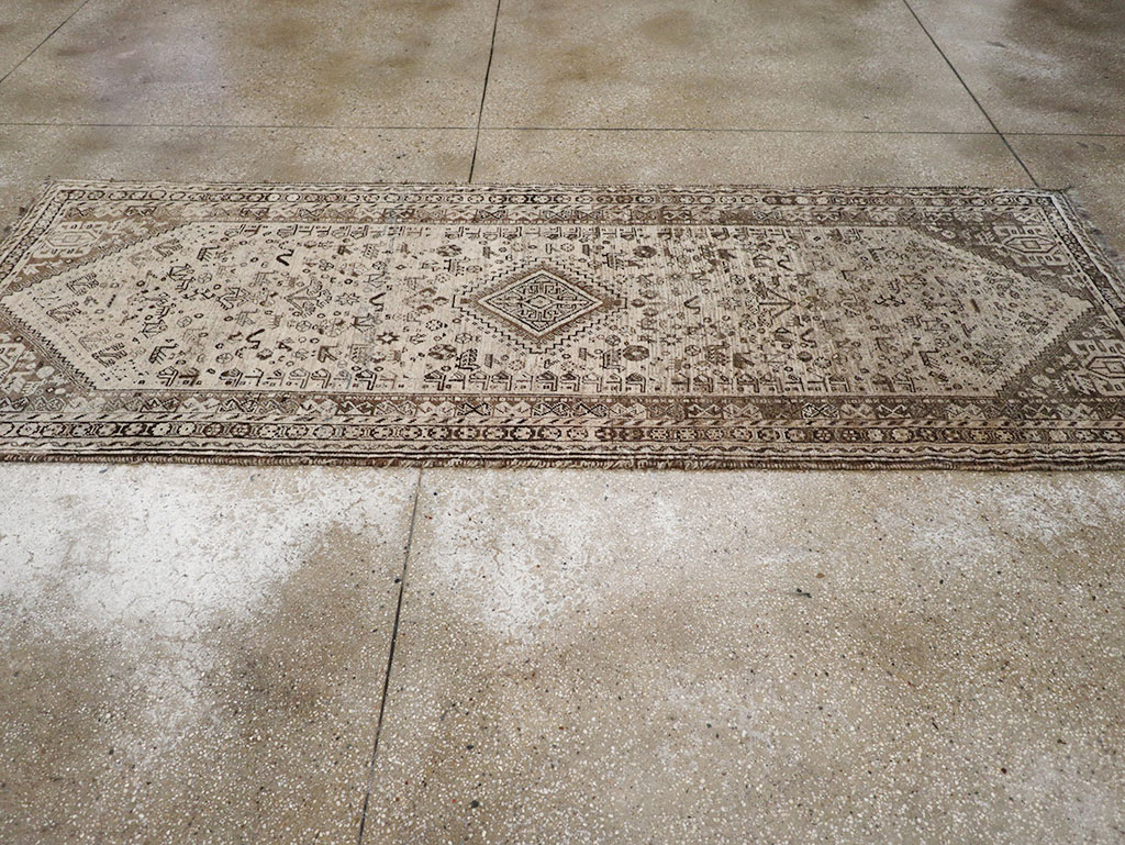 Vintage Persian Shiraz Gallery Rug, No.32231 - Gss