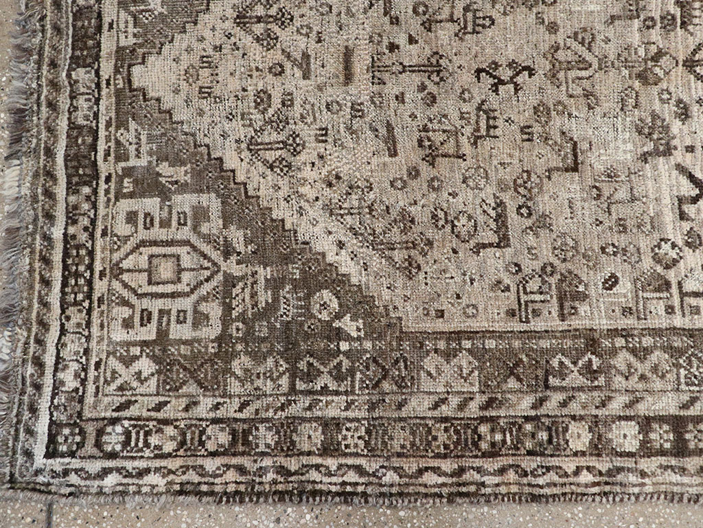 Vintage Persian Shiraz Gallery Rug, No.32231 - Gss