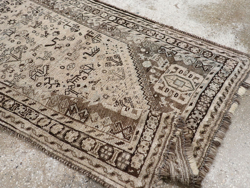Vintage Persian Shiraz Gallery Rug, No.32231 - Gss