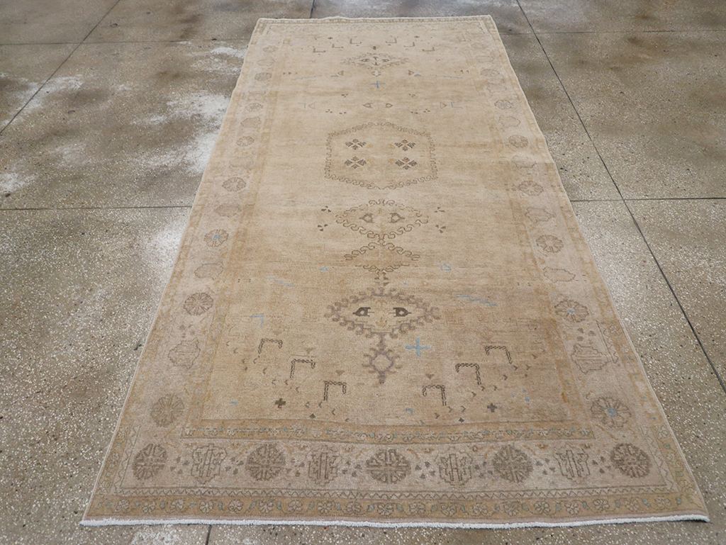 Vintage Persian Veece Accent Carpet, No.32904 - Gss