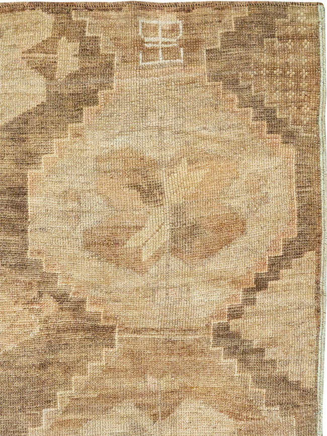 Vintage Turkish Anatolian Accent Rug, No.32973 - Gss