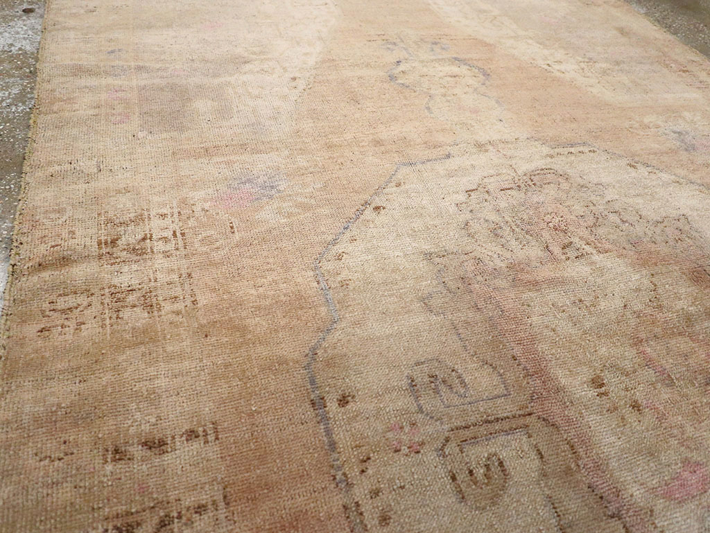 Vintage Turkish Anatolian Accent Rug, No.32977 - Gss