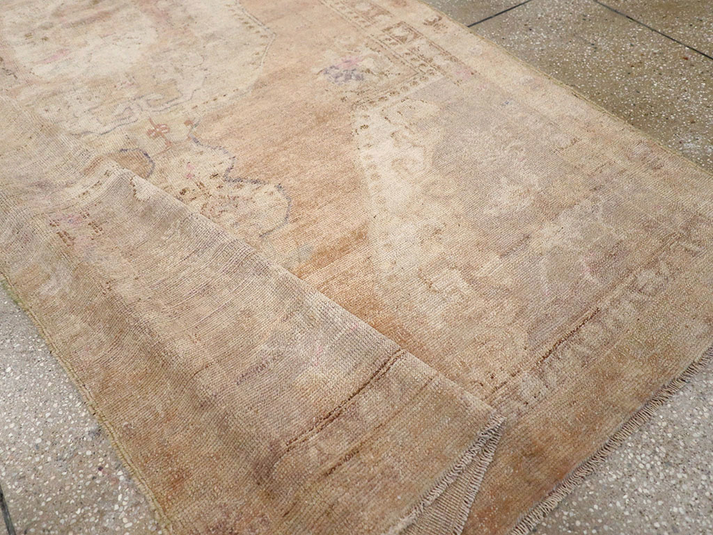 Vintage Turkish Anatolian Accent Rug, No.32977 - Gss