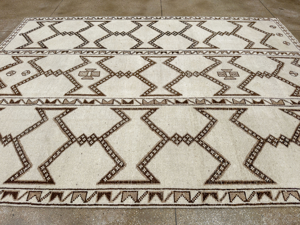 Vintage Turkish Anatolian Room Size Carpet, No.33672 - Gss