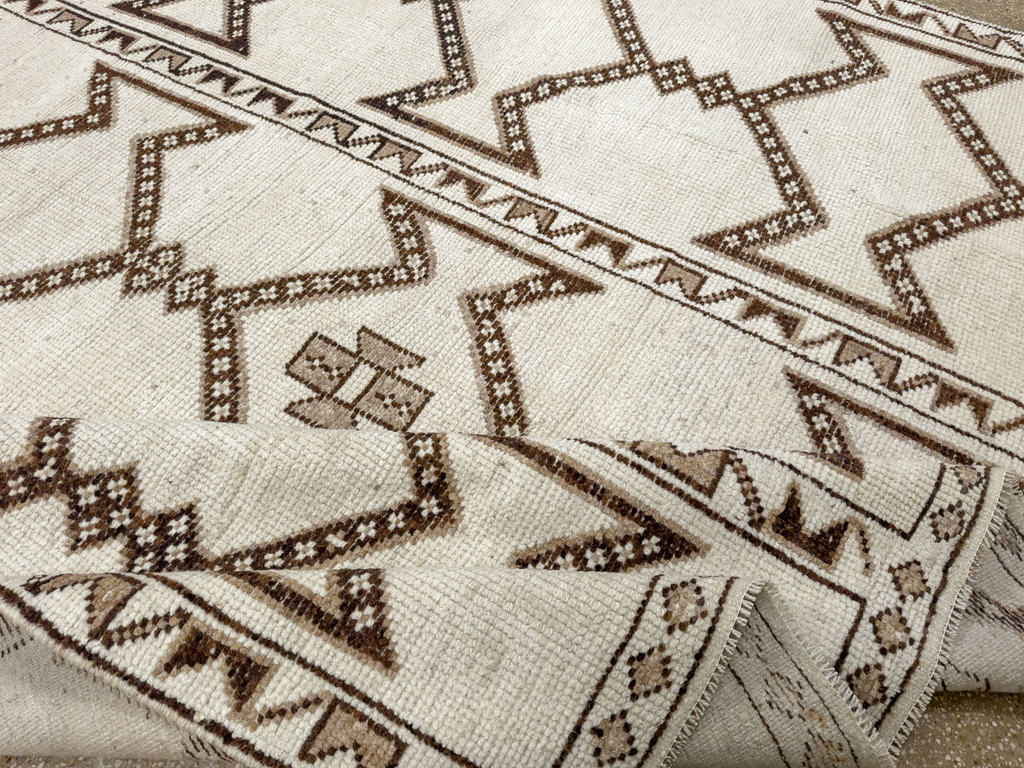 Vintage Turkish Anatolian Room Size Carpet, No.33672 - Gss