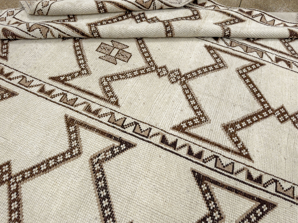 Vintage Turkish Anatolian Room Size Carpet, No.33672 - Gss